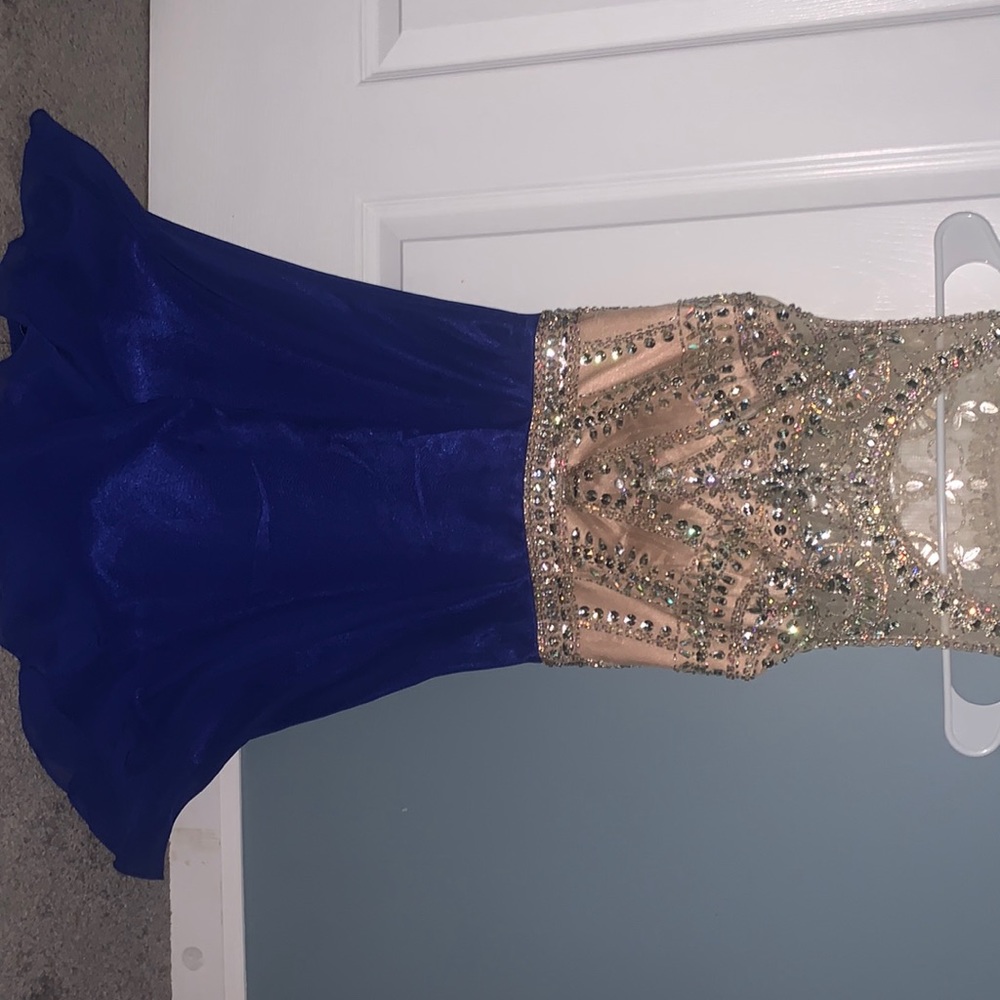 it is super well fitting and the blue part of the dress lose and flowly.